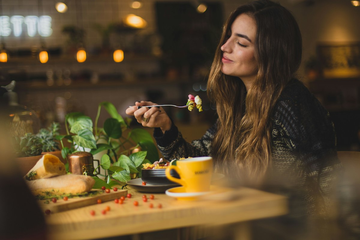 Alimenti nutrienti e freschi sulla tavola