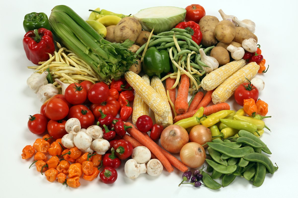 Insalata colorata con verdure fresche e proteine